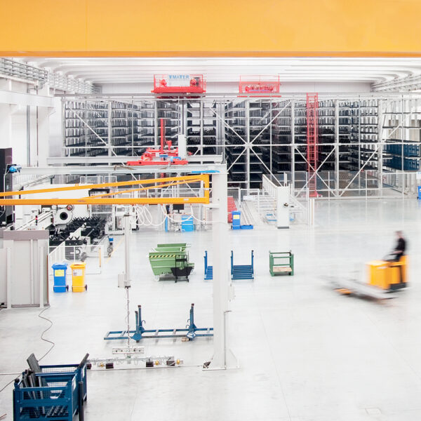 produksjon-gatelys-stolper-håndtering-av-stålstolper-2-AEC-Pole-Division