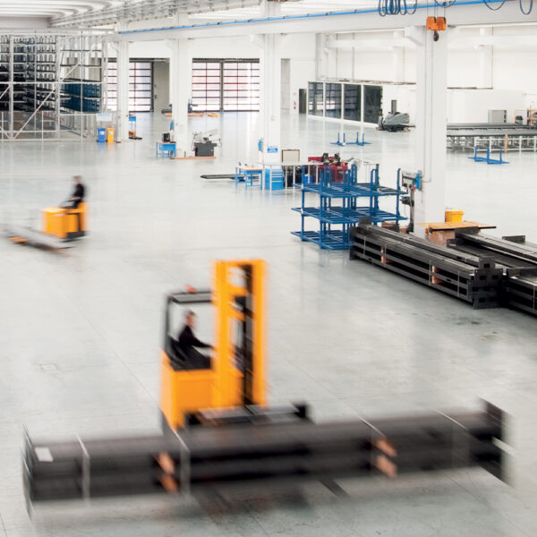 produksjon-gatelys-stolper-håndtering-av-stålstolper-AEC-Pole-Division