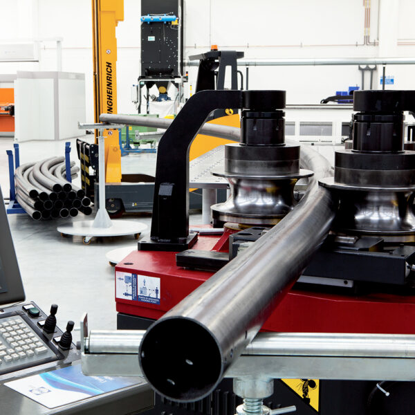 produksjon-gatelys-stolper-bøying-stolpe-AEC-Pole-Division